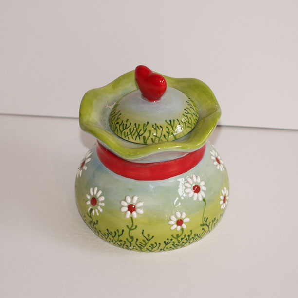 Spring daisy decorated pot